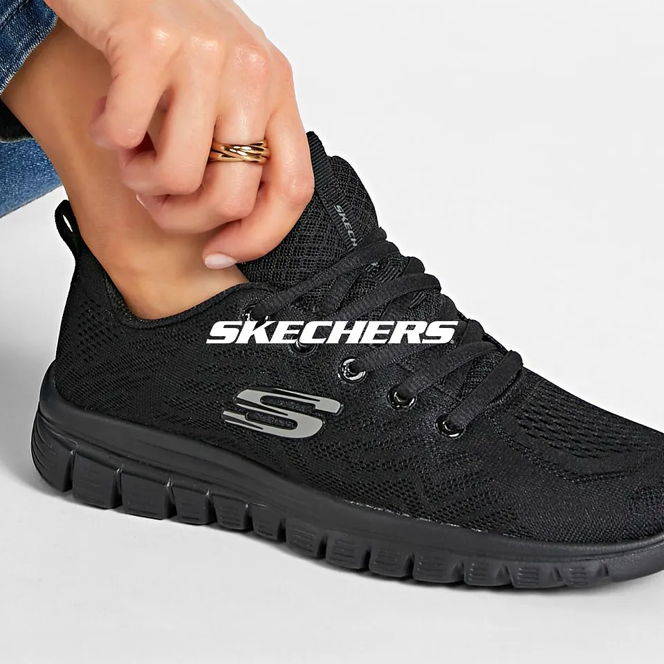 Svarta sneakers fr&aring;n Sketchers.

