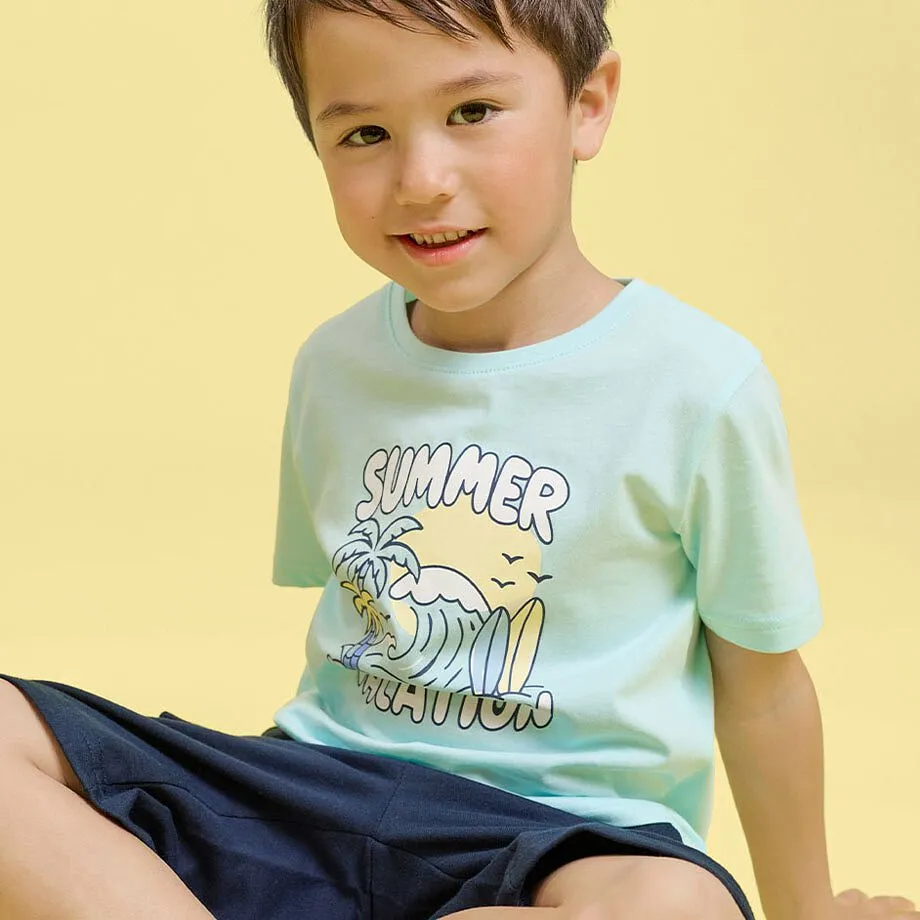 Somrigt ljusbl&aring; T-shirt och bl&aring; shorts.