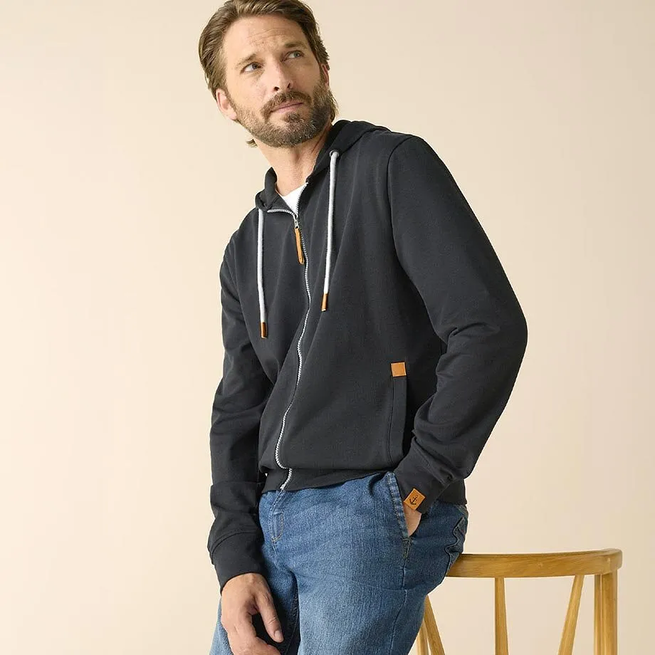 M&ouml;rk munkjacka med dragkedja, ljusbl&aring; jeans, vit T-shirt.