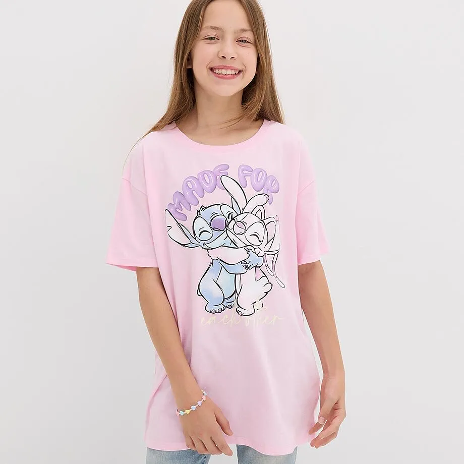 Rosa T-shirt med Stitch & Angel-tryck, kombinerad med jeans.