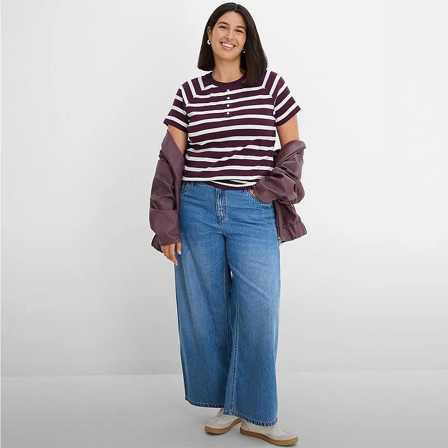 Trendig randig tr&ouml;ja, vida jeans och en avslappnad jacka.