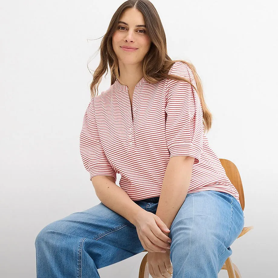 R&ouml;dvit-randig topp med puff&auml;rmar och bekv&auml;ma jeans.