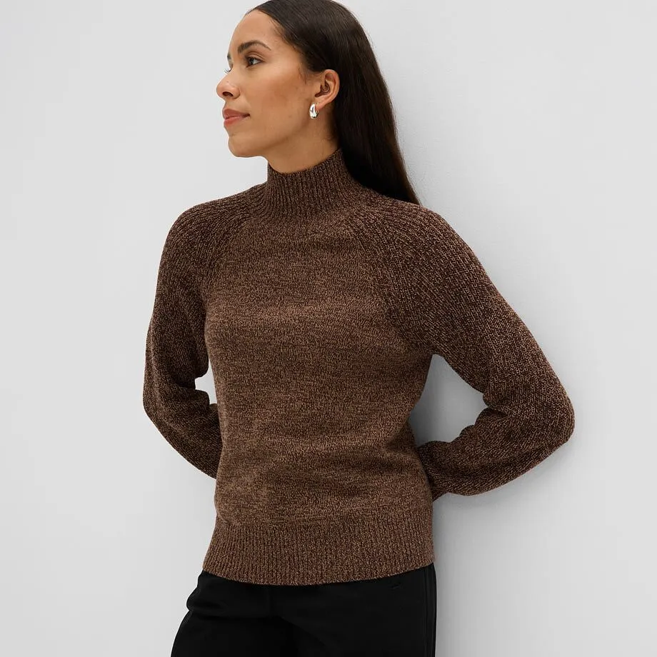 Brunmelerad, stickad tr&ouml;ja med st&aring;krage och svarta byxor f&ouml;r en elegant look.