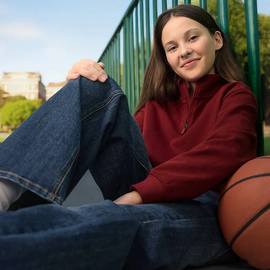 Fritidslook med r&ouml;d tr&ouml;ja och bl&aring; jeans.

