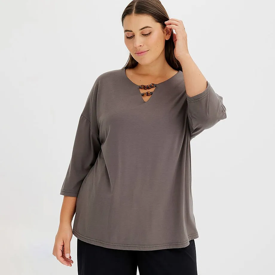 M&ouml;rkolivf&auml;rgad tr&ouml;ja med V-ringning, trekvarts&auml;rmar och detalj med tr&auml;p&auml;rlor.

