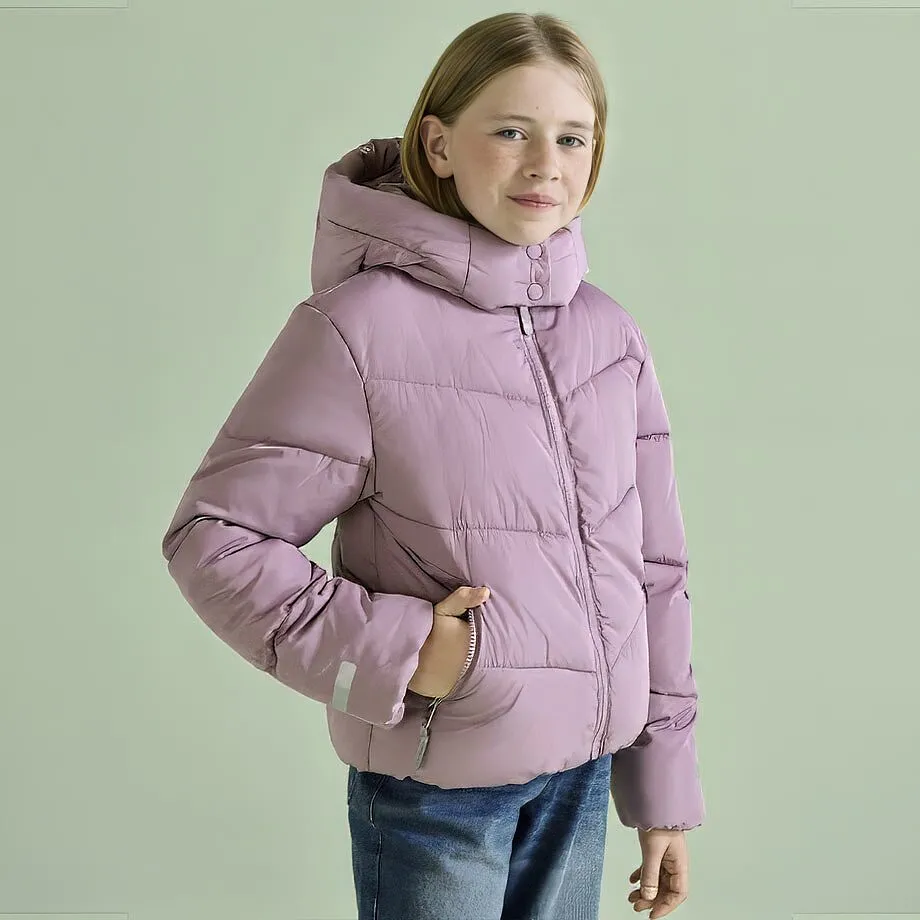 Flickan har p&aring; sig en varm, rosa vinterjacka.