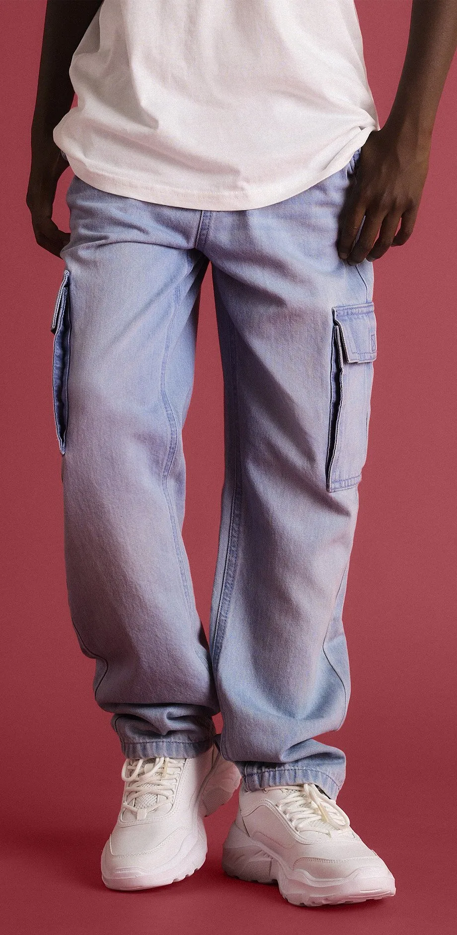 Bl&aring; jeans och vita sneakers ger en ledig outfit.
