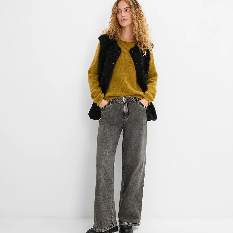 Senapsgul tr&ouml;ja, svart v&auml;st och gr&aring;a jeans.