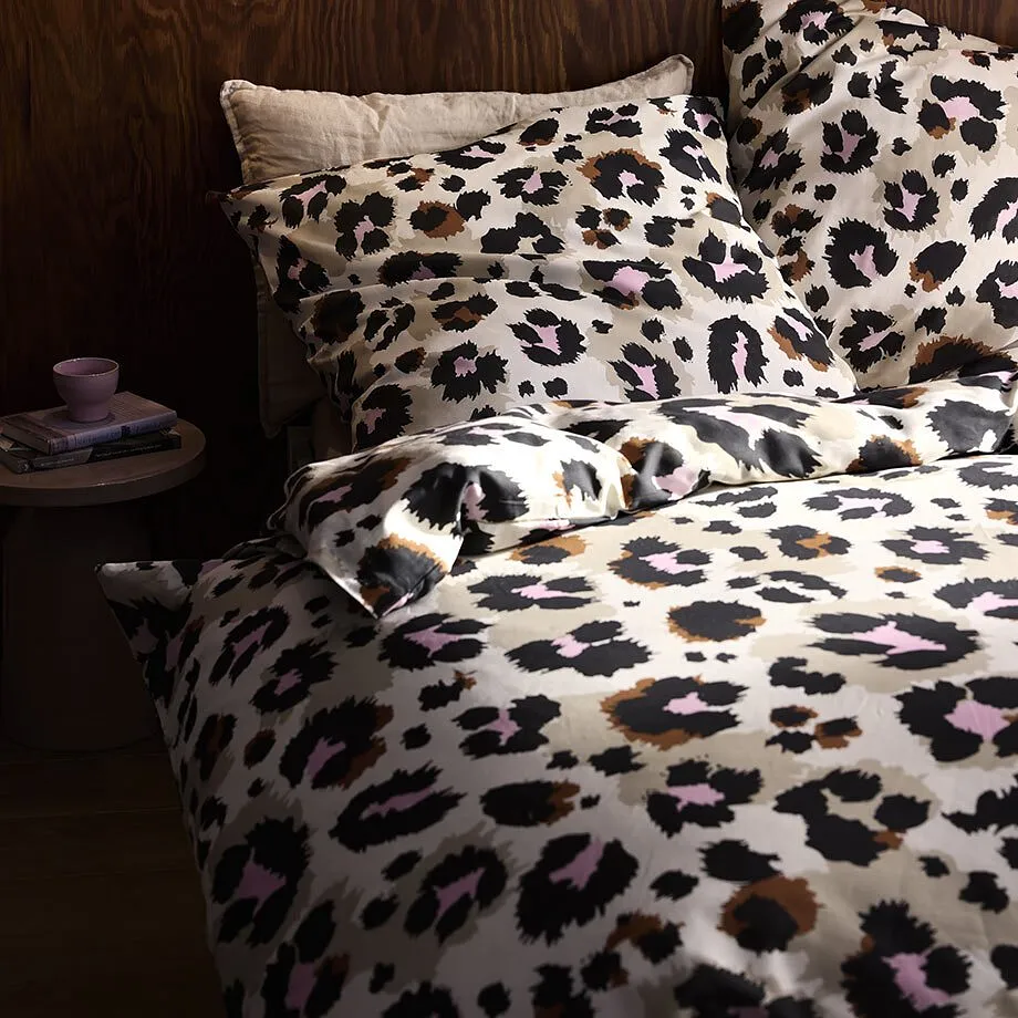 S&auml;ngkl&auml;der med leopardm&ouml;nster.
