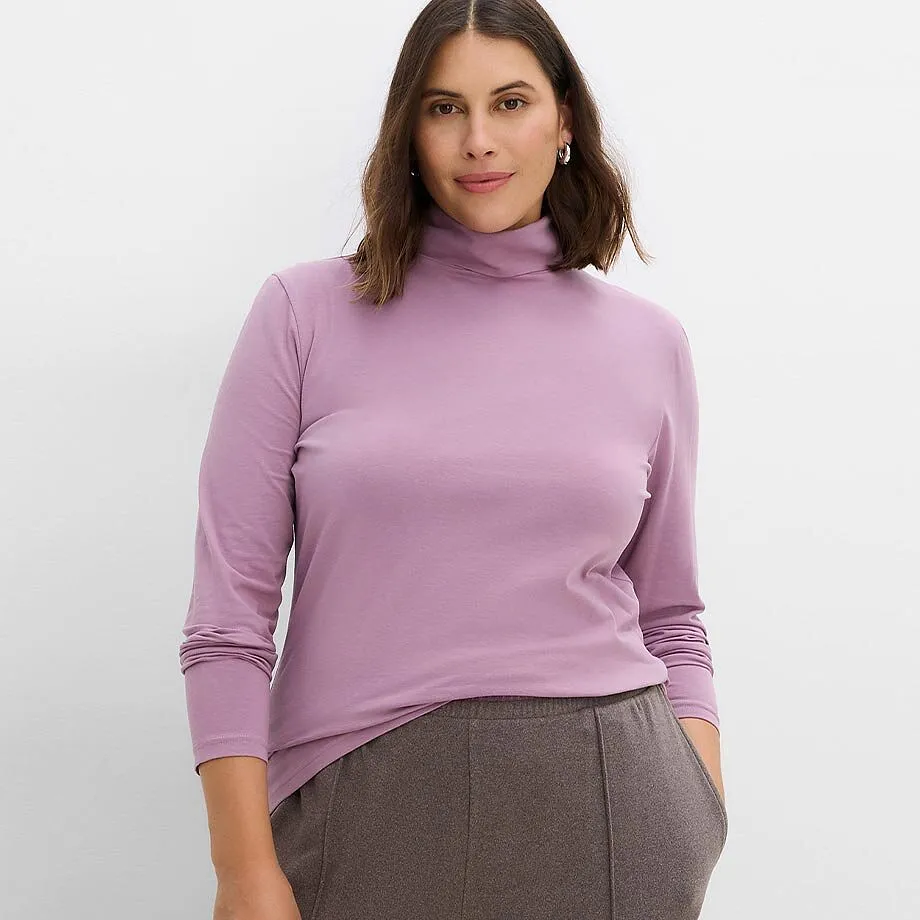 Elegant, lila polotopp kombinerad med en mjuk, m&ouml;rkbrun byxa.