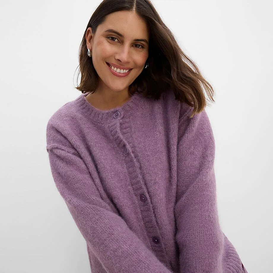 Varm, mjuk, lila cardigan med knappsl&aring;. Perfekt f&ouml;r kalla dagar.