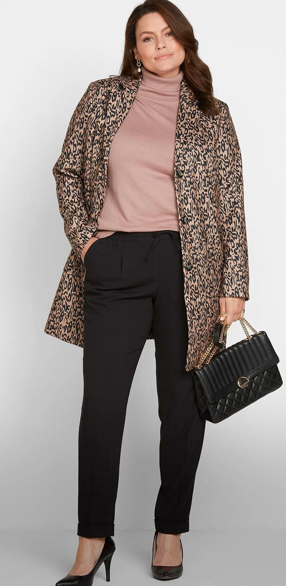 Stilfull, m&ouml;nstrad kappa, rosa tr&ouml;ja, svart byxa, pumps och handv&auml;ska.