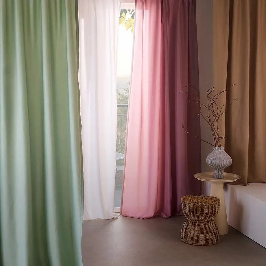 Gardiner i gr&ouml;nt, rosa och vitt.

