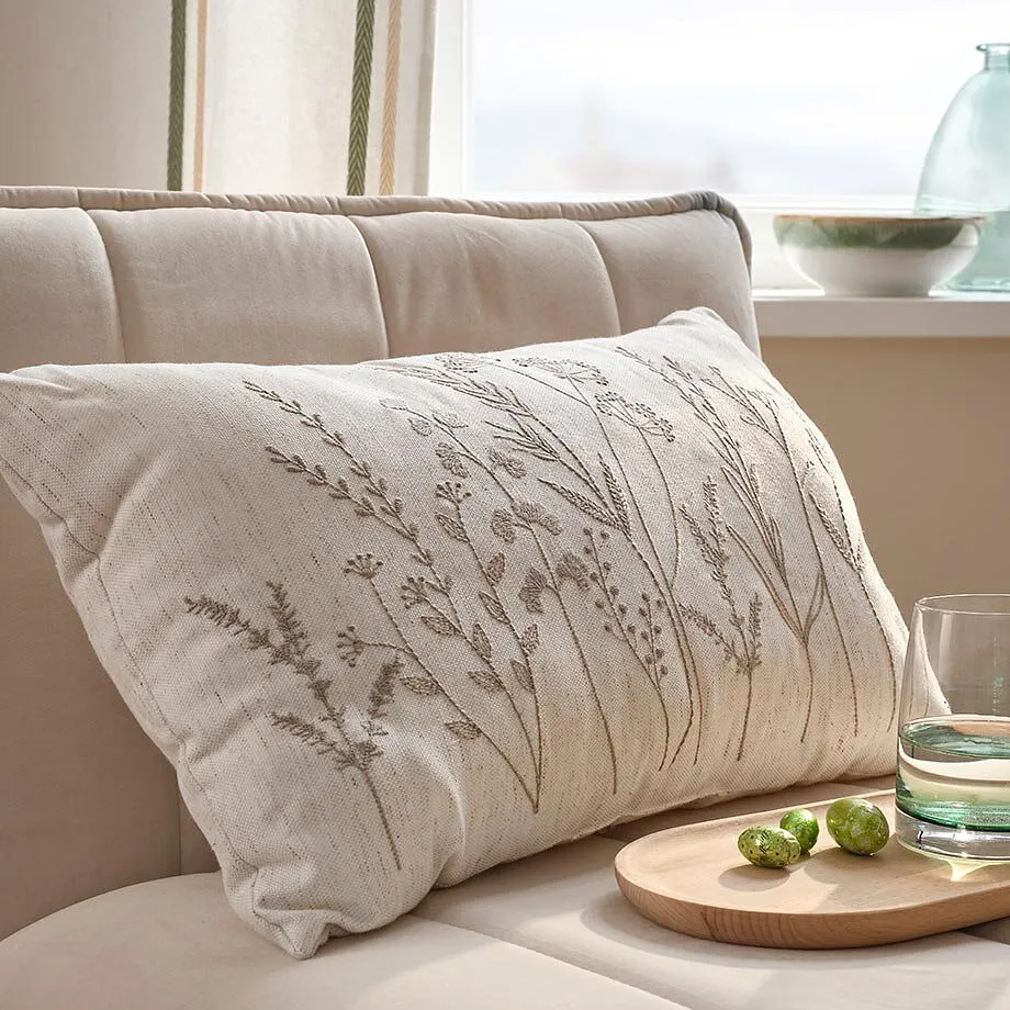 Elegant kudde med fint broderi.

