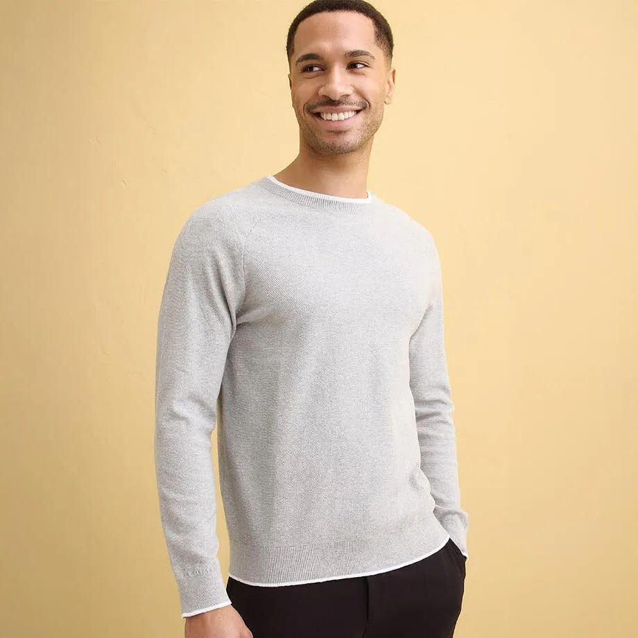 Ljusgr&aring; finstickad tr&ouml;ja med rund halsringning.