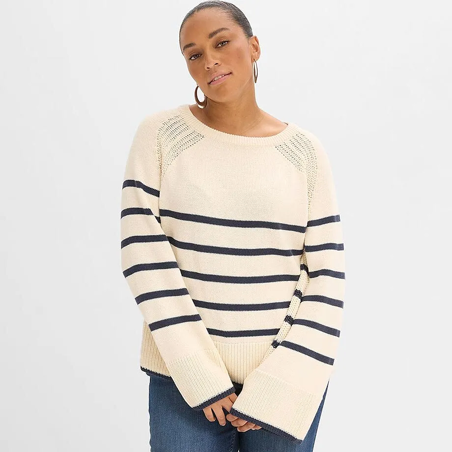 Randig stickad tr&ouml;ja i vitt och bl&aring;tt, kombinerat med bl&aring; jeans.

