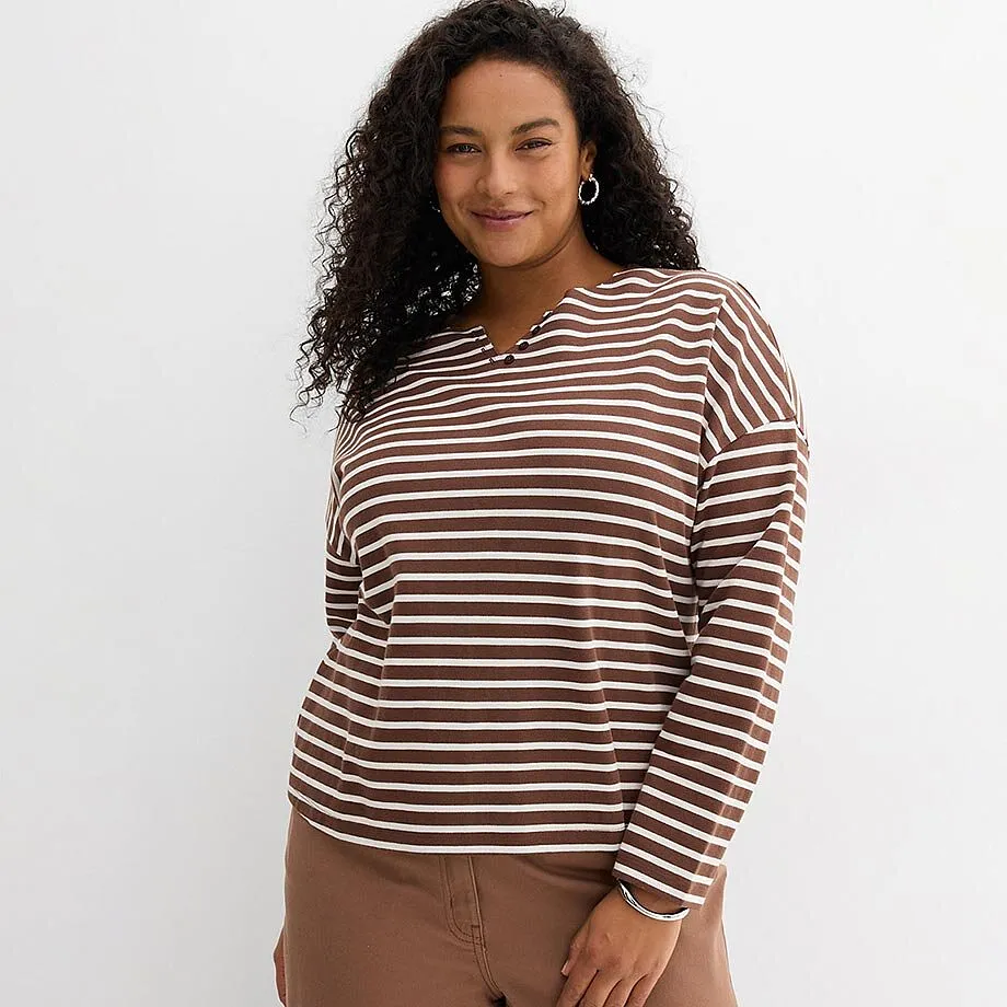 Sweatshirt i brunt och vitt med l&aring;nga &auml;rmar.

