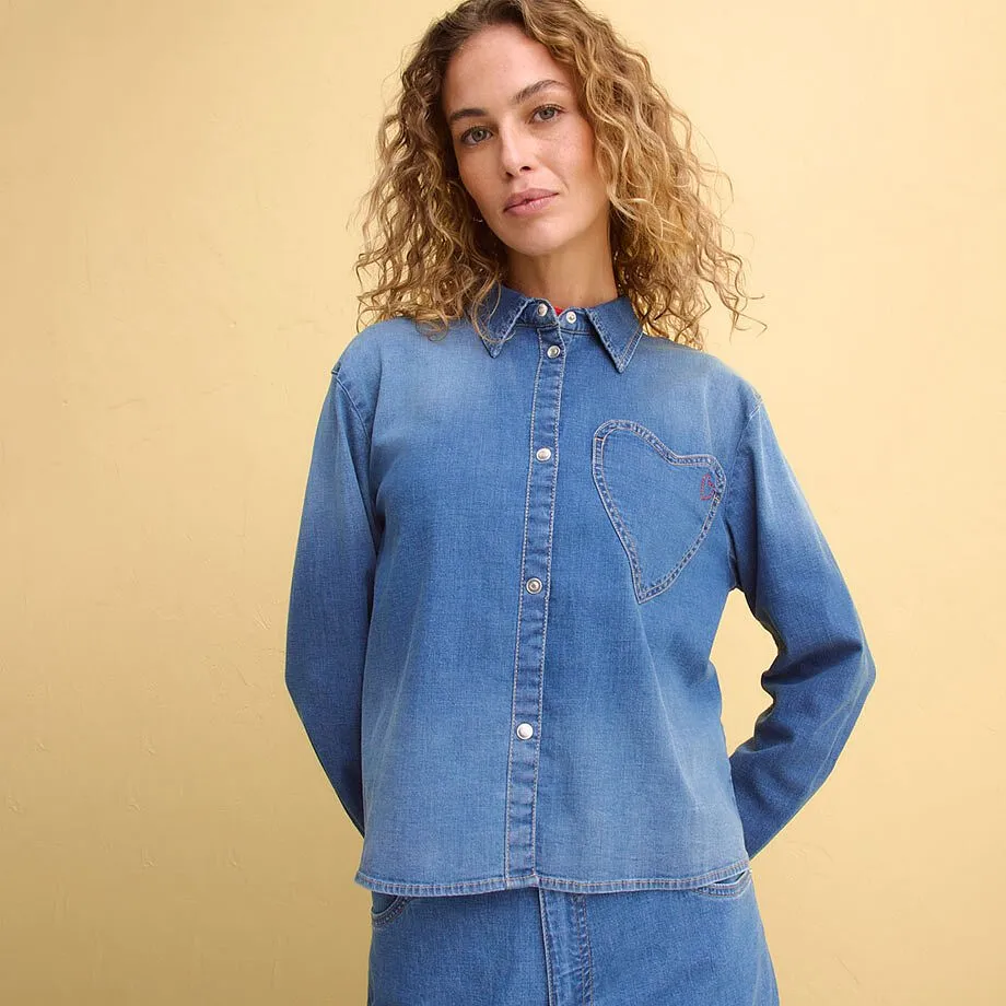 Jeansskjorta med hj&auml;rtbroderi.

