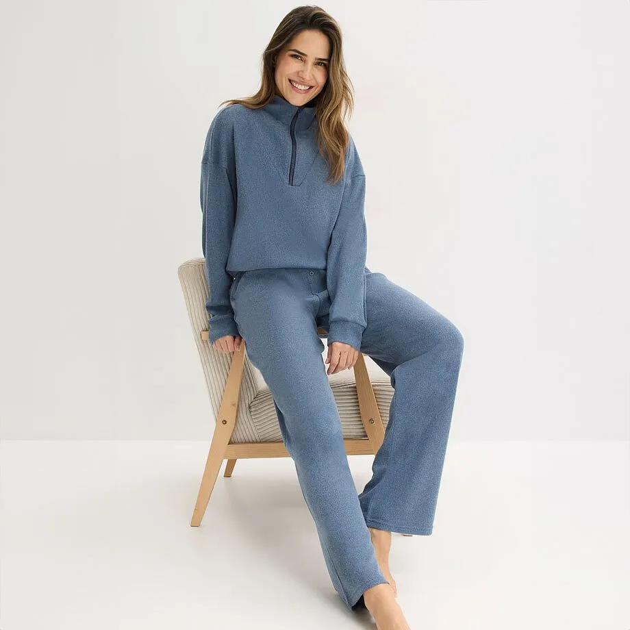 Mysig m&ouml;rkbl&aring; mysdress.

