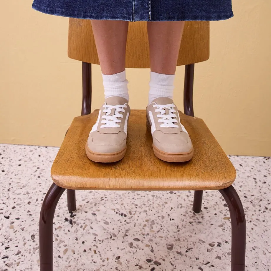 Jeanskjol, vita strumpor och beiga sneakers.

