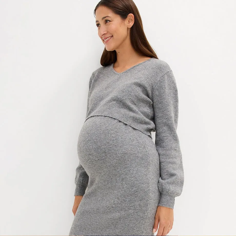 Gr&aring; stickad kl&auml;nning f&ouml;r blivande mammor.

