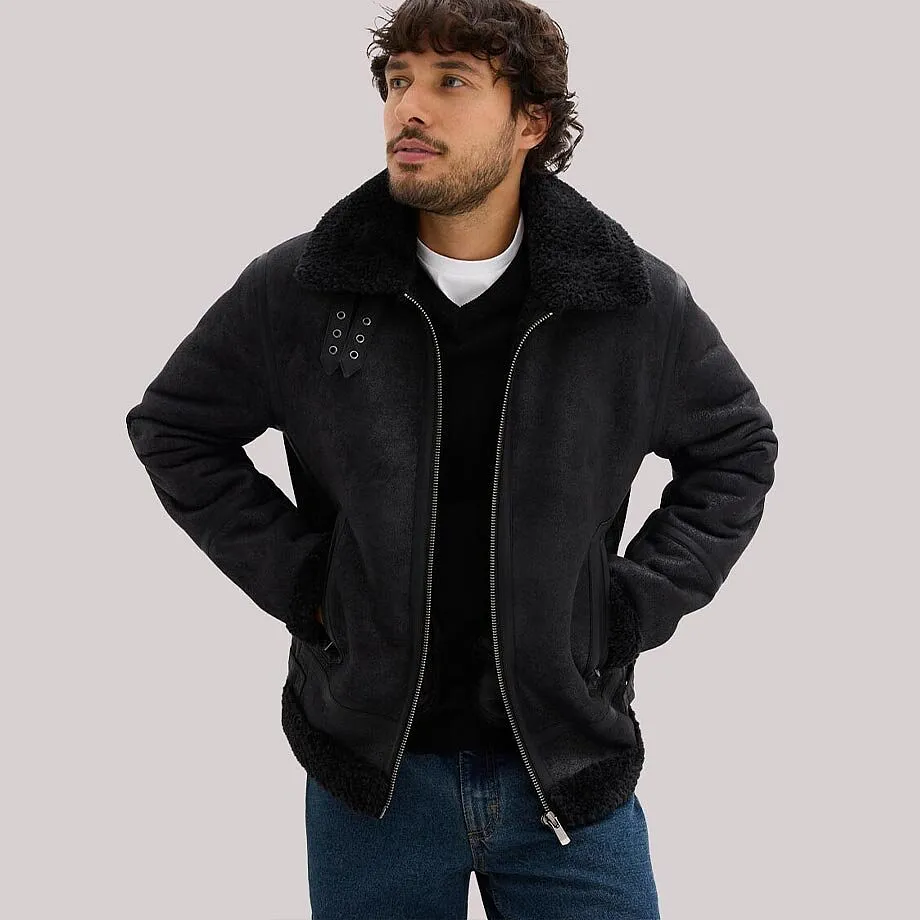 Jacka i l&auml;derimitation och bl&aring; jeans.