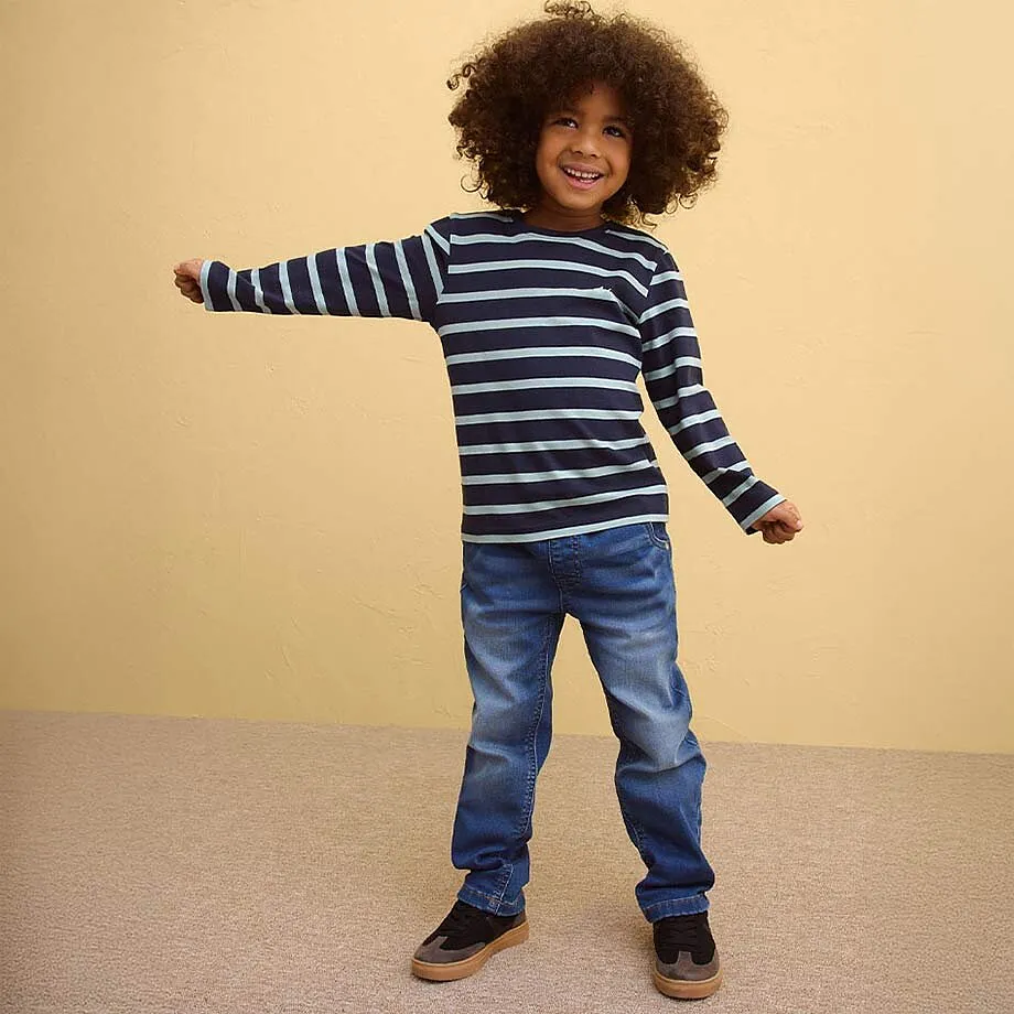 Randig l&aring;ng&auml;rmad tr&ouml;ja i bl&aring;tt och vitt, kombinerat med jeans.

