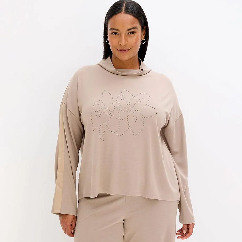 Beige tr&ouml;ja med l&aring;nga &auml;rmar.

