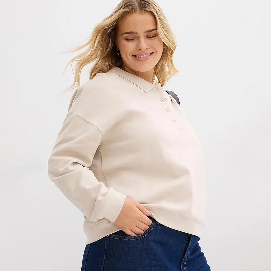 Beige sweatshirt kombinerad med klassiska jeans.

