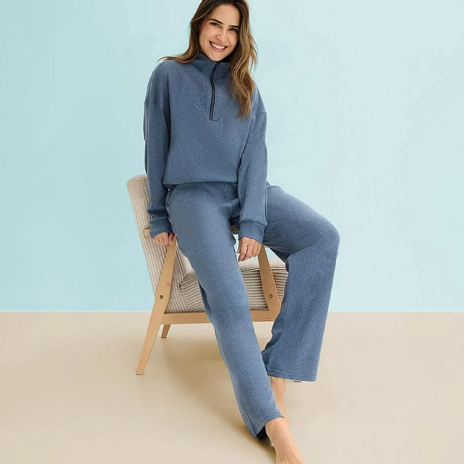 Mysig m&ouml;rkbl&aring; mysdress.

