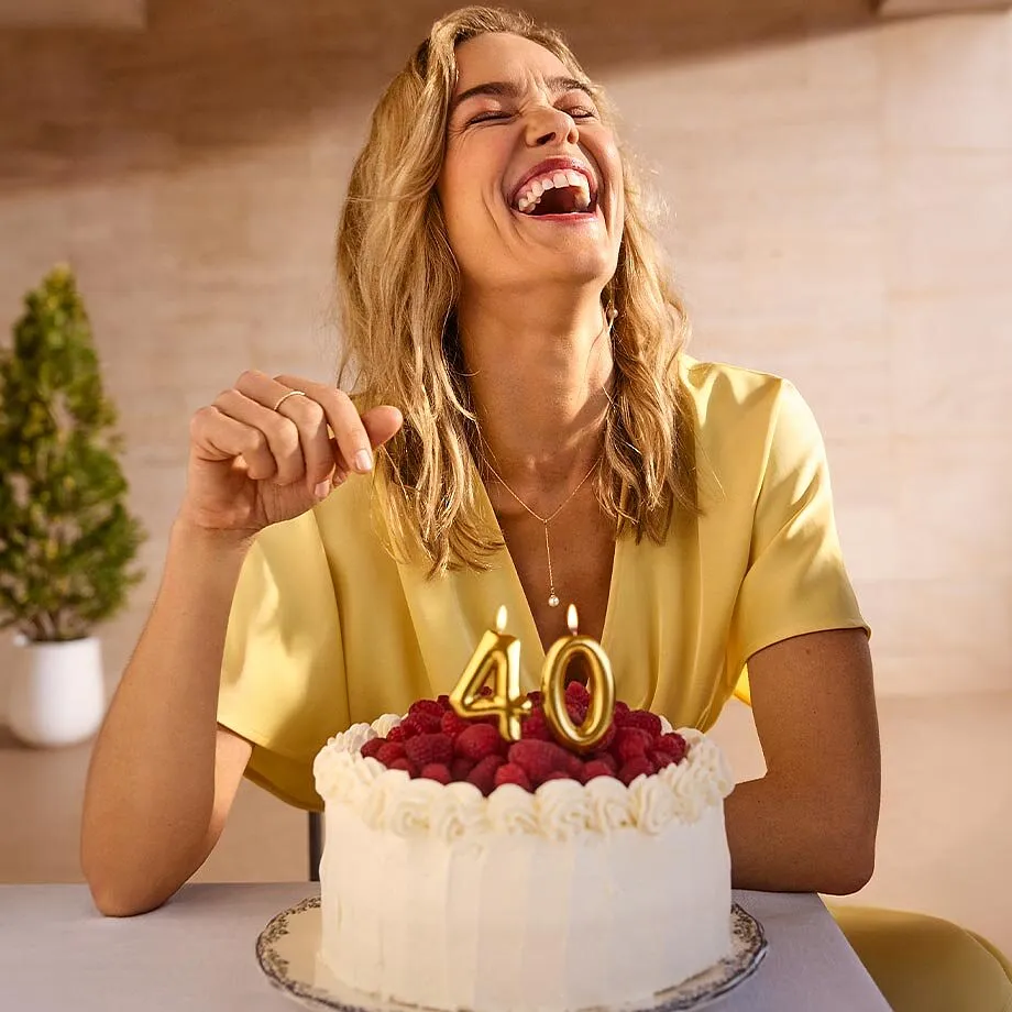 Glad st&auml;mning i somrigt gult: En luftig gul kl&auml;nning till f&ouml;delsedagst&aring;rtan med r&ouml;da b&auml;r.

