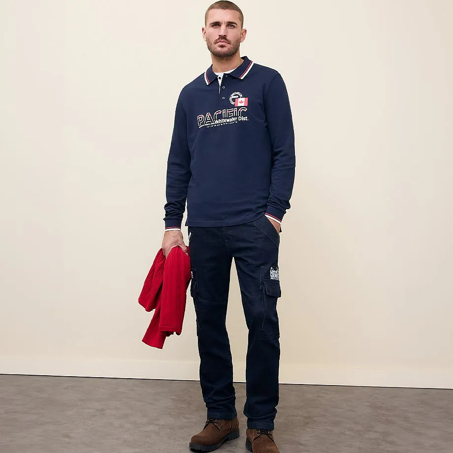 Sportig look med m&ouml;rkbl&aring; l&aring;ng&auml;rmad tr&ouml;ja och jeans.

