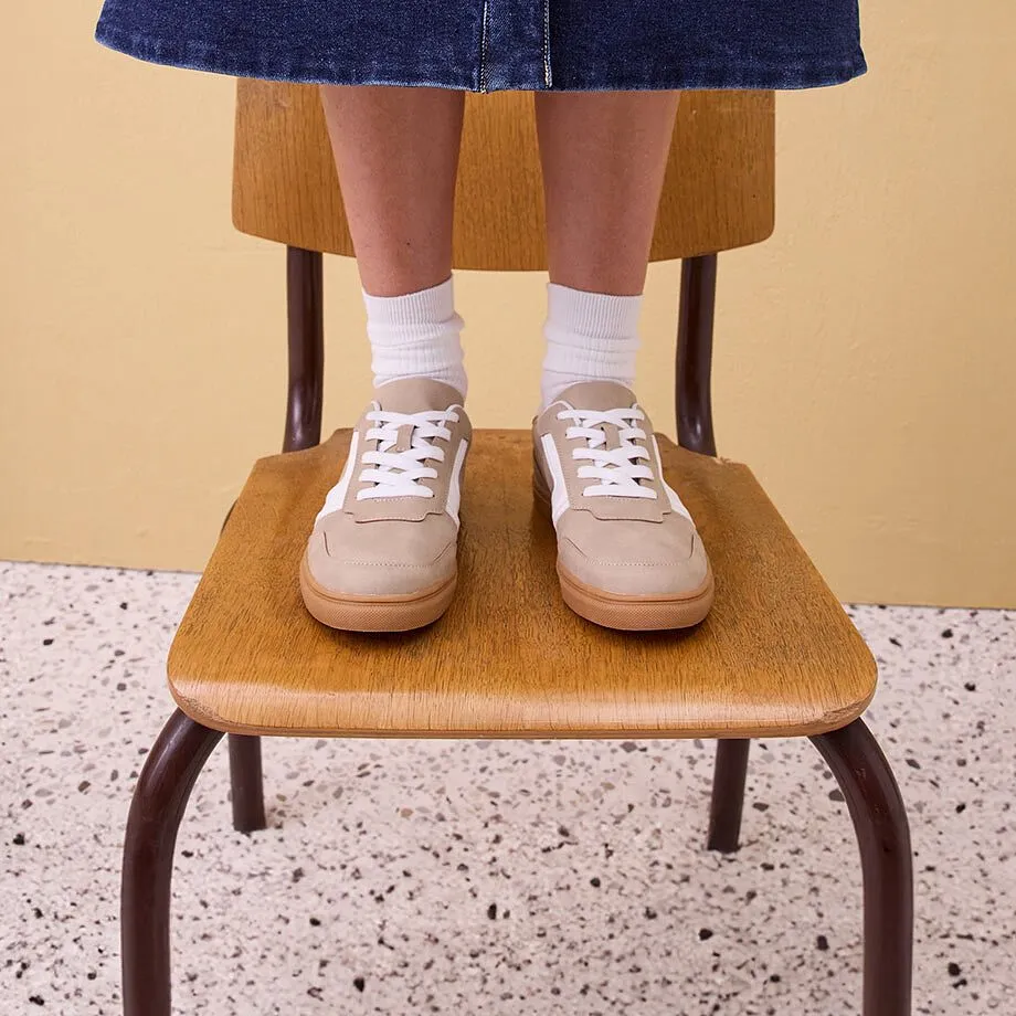 Jeanskjol, vita strumpor och beiga sneakers.

