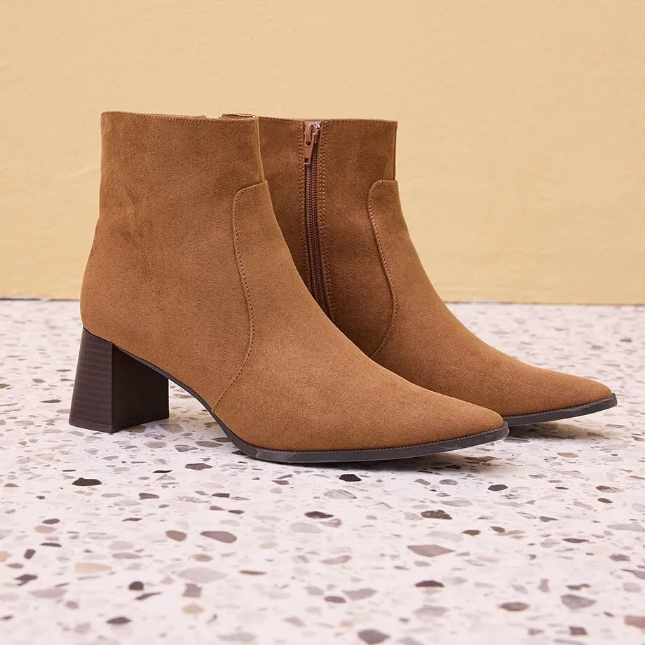 Eleganta bruna ankelst&ouml;vlar med spetsig t&aring;.

