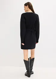 Kort, stickad klänning med mjuk ull och skärp, bonprix