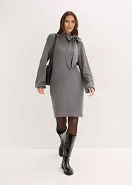 Stickad klänning med knytband i mjuk viskosmix, bonprix