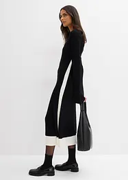 Stickad klänning av viskosmix med kontrasterande detaljer, bonprix