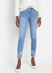 Jeans med broderi, bonprix