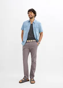 Stretchiga chinos med bekvämt snitt och skärp, normal passform, raka ben, bonprix