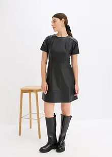 Klänning i skinnimitation, bonprix