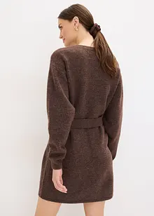 Kort, stickad klänning med mjuk ull och skärp, bonprix