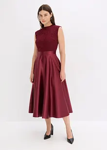 Mellanlång klänning i glansig satin med spets, bonprix