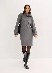 Stickad klänning med knytband i mjuk viskosmix, bonprix