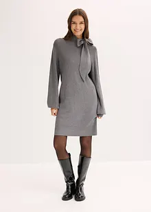 Stickad klänning med knytband i mjuk viskosmix, bonprix