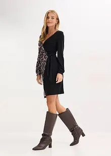 Insvängd miniklänning med djup halsringning, bonprix