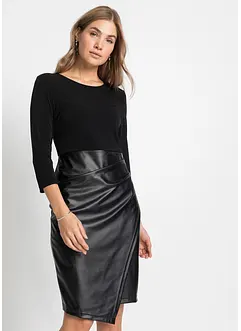 Klänning av skinnimitation med jerseyöverdel, bonprix
