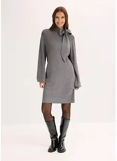 Stickad klänning med knytband i mjuk viskosmix, bonprix