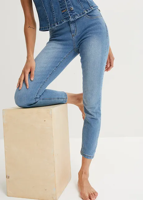 Korta jeans med medelhög midja, smal passform, bonprix