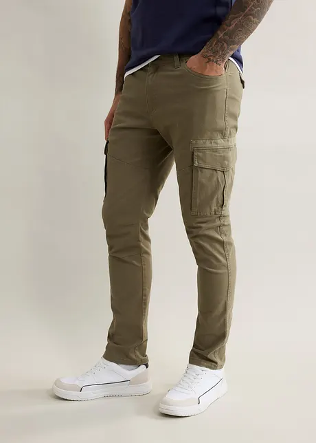 Stretchbyxa med cargofickor och smal passform, raka ben, bonprix