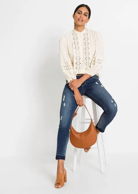 Blus med spets i mjuk viskosmix, bonprix